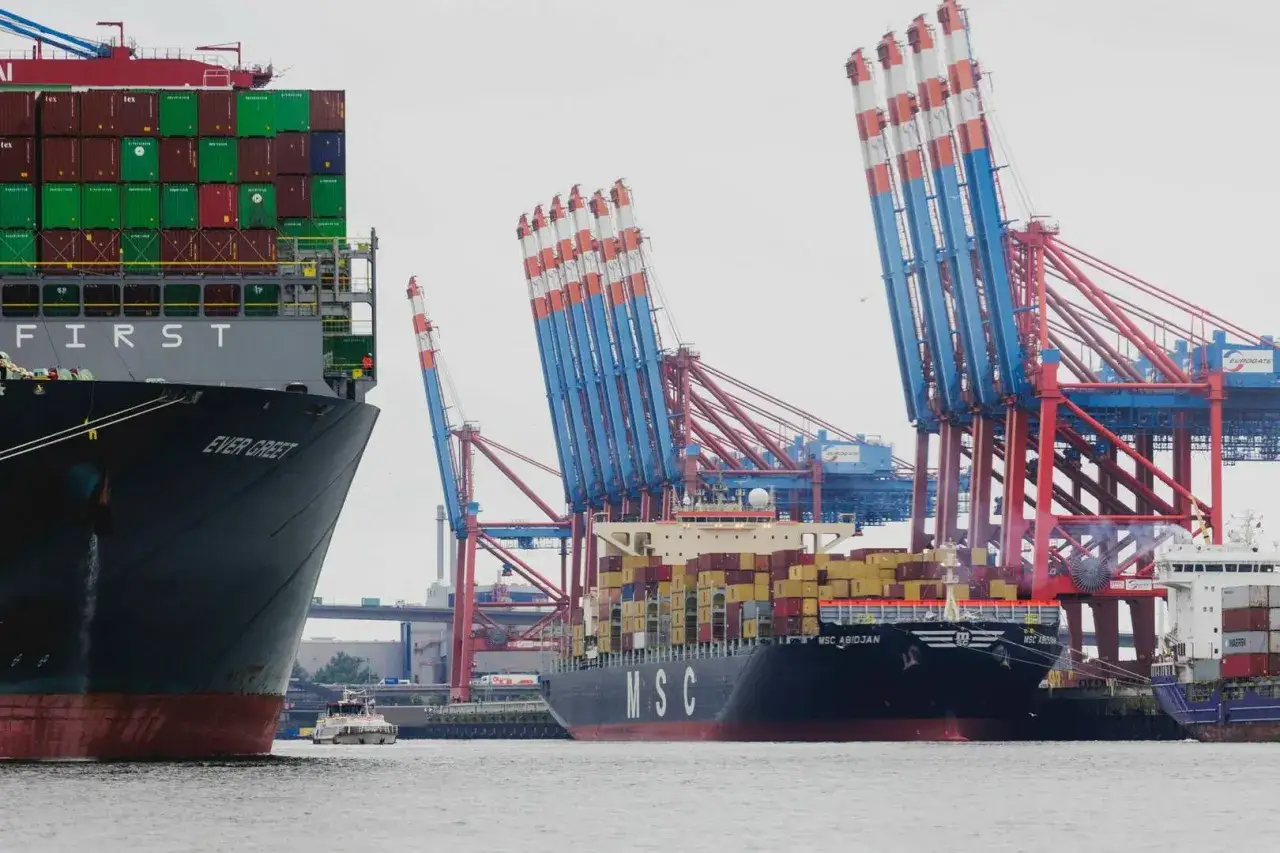 Gro&szlig;e Containerschiffe im Hafen, bereit f&uuml;r den Versand. Die Kr&auml;ne deuten auf eine gesch&auml;ftige Zeit f&uuml;r den Transit.