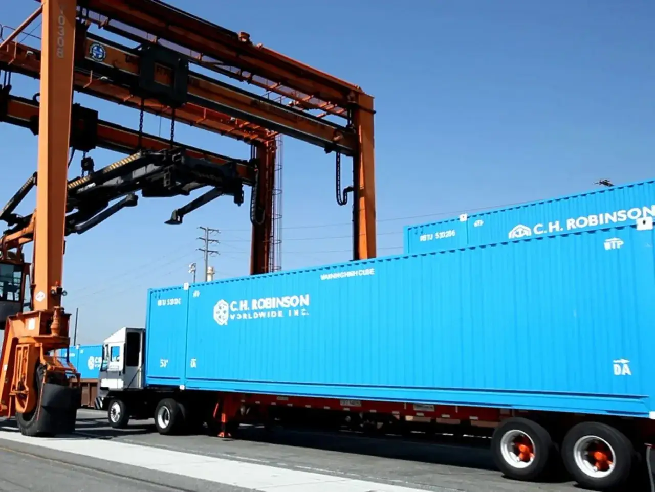 Ein Kran hebt einen blauen C.H. Robinson Container auf einen LKW. Kein anderer Container ist zu sehen.
