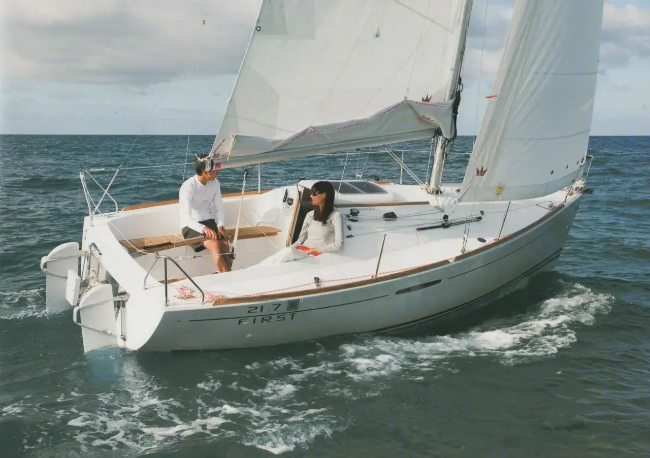 Ein Paar genie&szlig;t eine Fahrt auf einem kleinen Segelboot, einem der vielen kleinen Segelboote Typen.