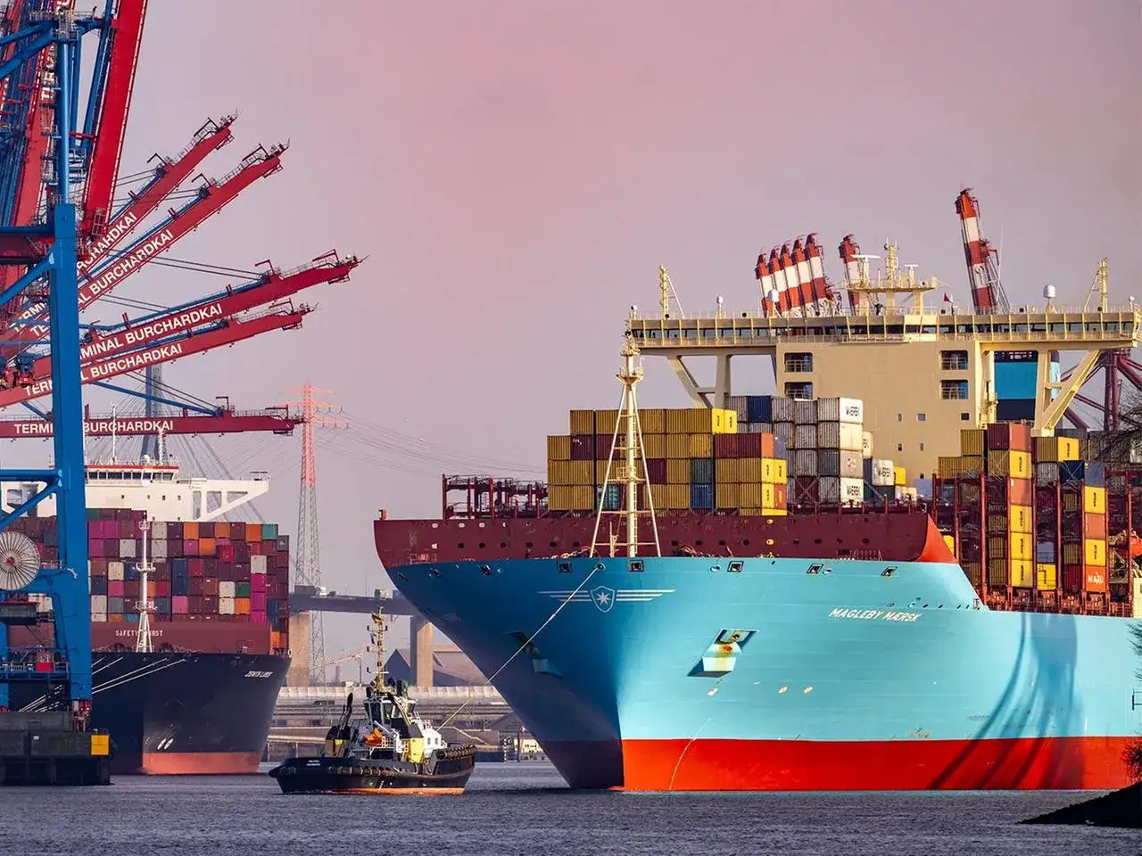 Gro&szlig;e Containerschiffe im Hafen, bereit f&uuml;r den Transport. Ein maritimer Anwalt w&uuml;rde hier die komplexen Logistik- und Rechtsfragen kl&auml;ren.