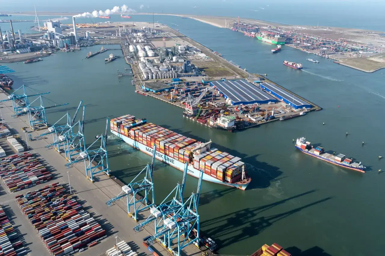 Großer Containerschiff von Maersk Line in einem geschäftigen Hafen, Teil der europäischen Häfen.