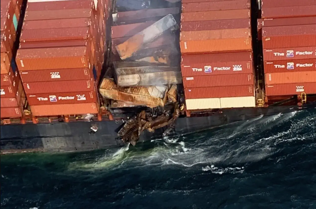 Besch&auml;digte Container auf einem Frachtschiff, viele gehen verloren.