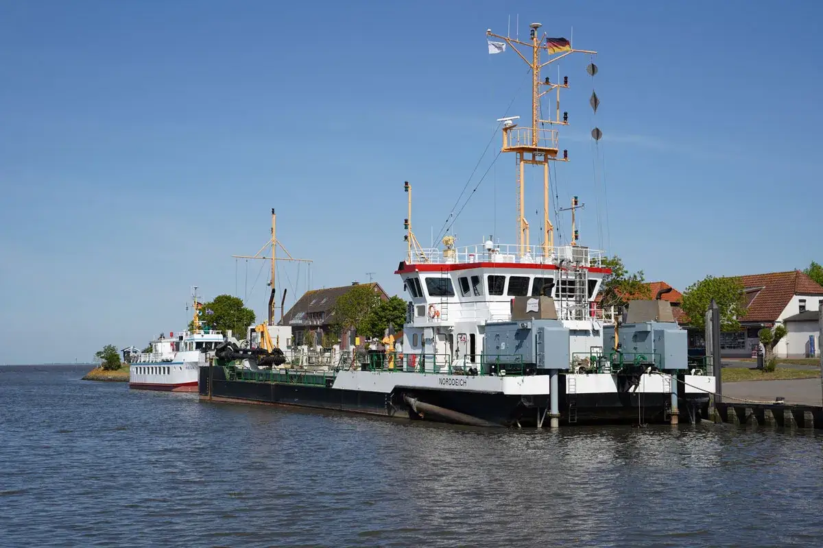 Zwei Schiffe liegen im Hafen. Das vordere Schiff, die 