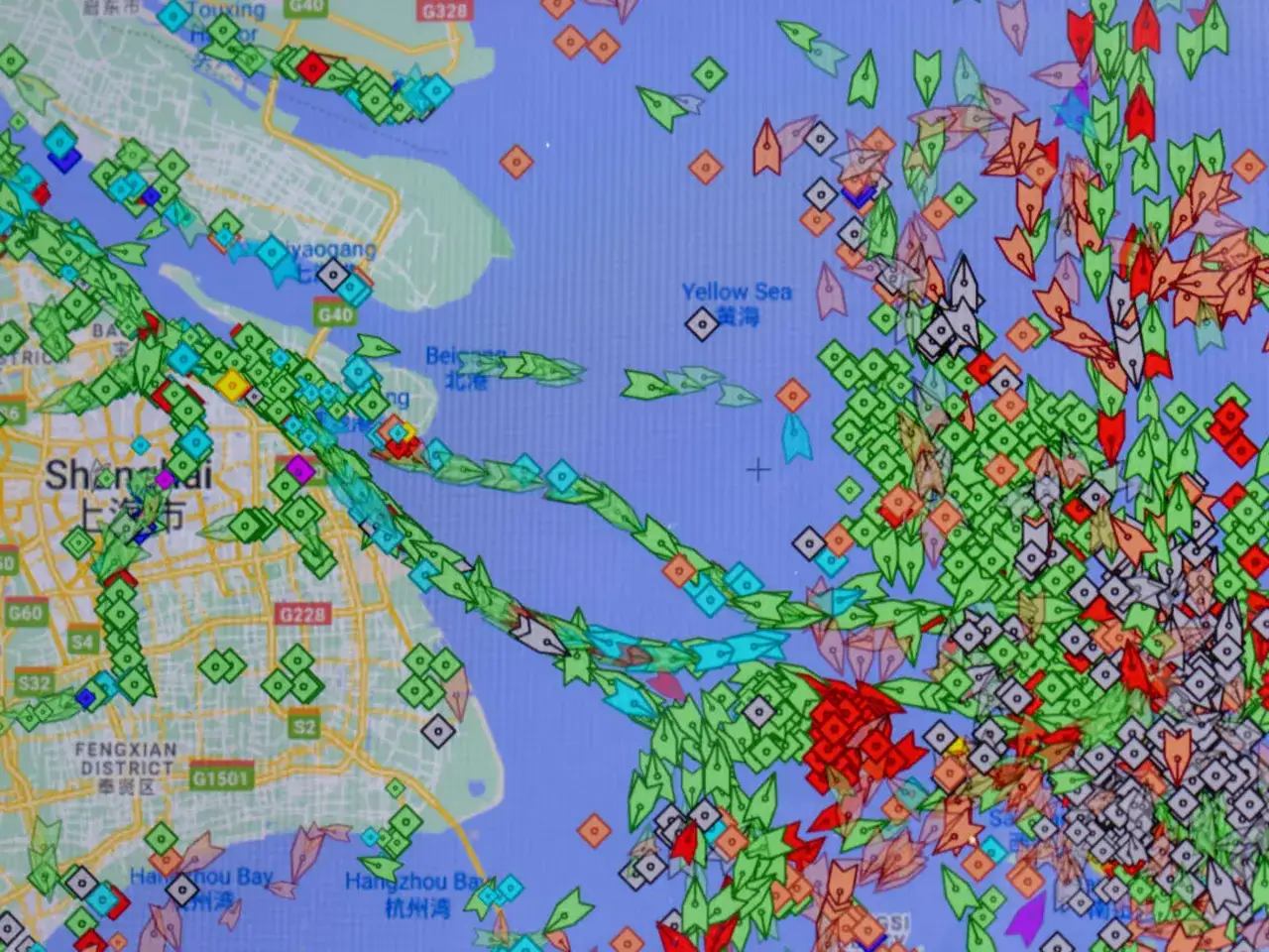 Schiffsverkehrskarte zeigt dichtes Gedränge vor Shanghai. Viele Schiffe warten, ein deutliches Zeichen für Port Congestion.