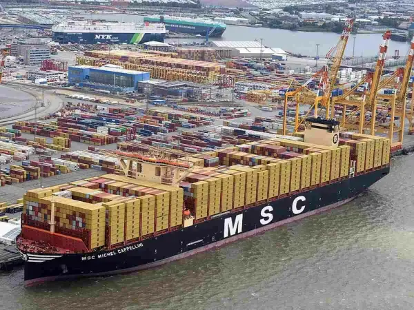 Der Containerriese MSC Michel Cappellini liegt im Hafen, beladen mit tausenden von Frachtcontainern.