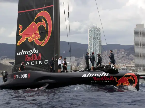 Das Alinghi Red Bull Racing Team auf dem Boot vor Barcelona. Die Segel tragen das markante Red Bull Logo.