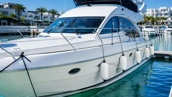 Luxusyacht im Hafen, bereit für die nächste Reise. Alles vom **ship chandler** perfekt organisiert.