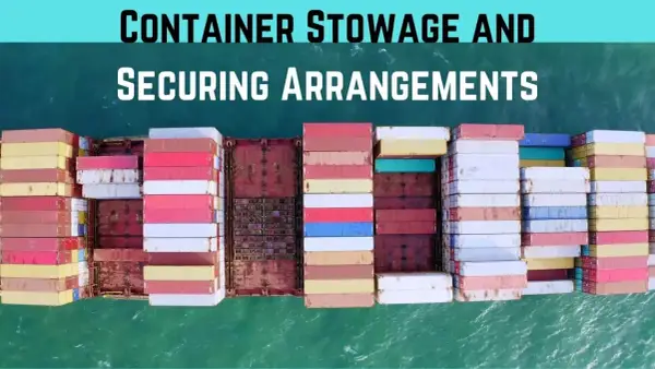 Container stowage und Sicherungsarrangements auf einem Frachtschiff. Die ordentliche Stapelung zeigt, wie wichtig die richtige **stowage** im Gegensatz zur bloßen **storage** ist.