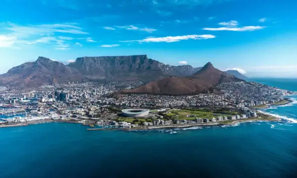 Luftaufnahme des Cape Town Port mit dem Tafelberg im Hintergrund.