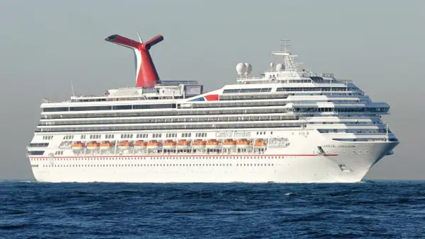 Das Kreuzfahrtschiff Carnival Freedom gleitet über das Meer. Die roten Rettungsboote sind bereit für den Carnival-Spaß.
