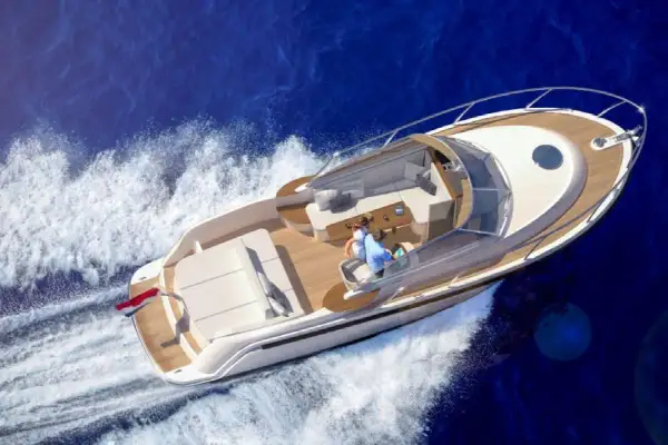 Luxuriöse Yacht gleitet über das hiswa te water, zwei Personen genießen die Fahrt.