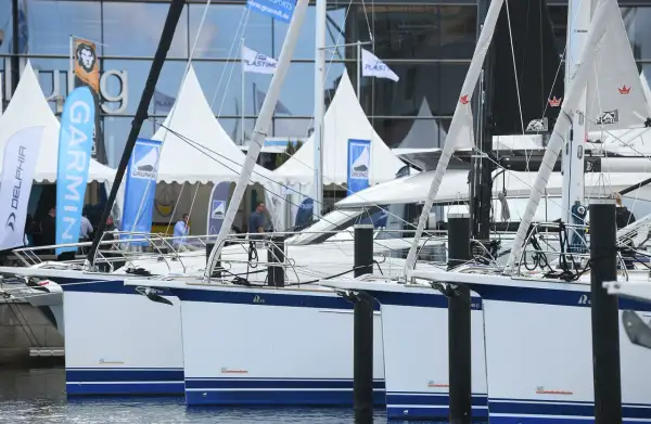 Segelboote liegen im Hafen, bereit für die ancora boat show. Fahnen von Garmin und Delphia wehen im Wind.