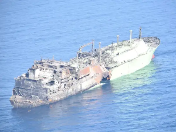 Beschädigtes Schiff im Meer, das an einen **arctic metagaz**-Tanker erinnert.