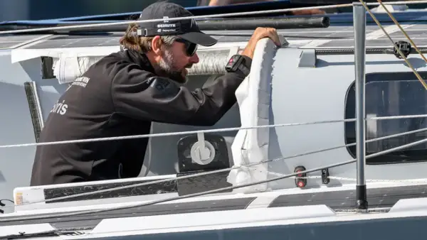 Boris Herrmann, fokussiert während eines Ocean Race. Er greift nach einem Seil auf dem Boot.