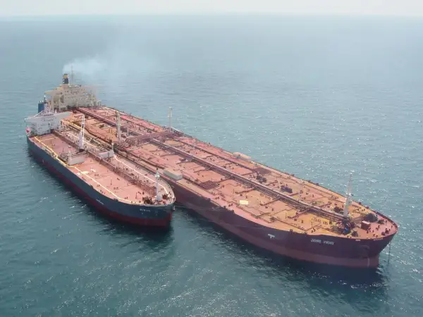 Zwei riesige Tanker, einer davon die "Jahre Viking", das größte Schiff, das je gebaut wurde, liegen nebeneinander im Meer.