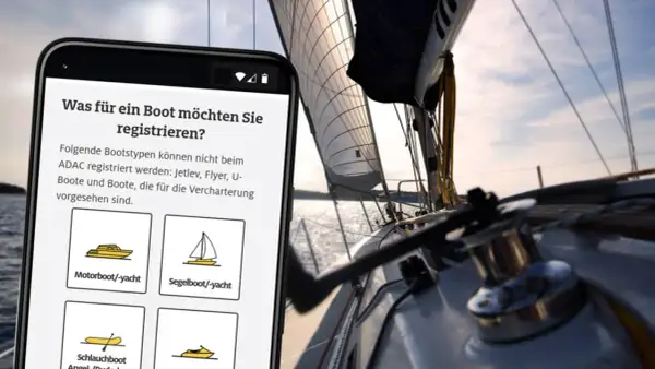 Smartphone zeigt Bootsregistrierung, während ein Segelboot auf dem Wasser fährt. Kein Hinweis auf eine Flag of convenience.